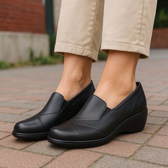 Clarks Bendable May Poppy Loafers Womens Size 8.5M Navy Blue Leather Slip Ons - Picture 1 of 10